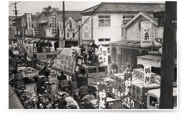 Photos of the Senba area crowded with people on their first sale