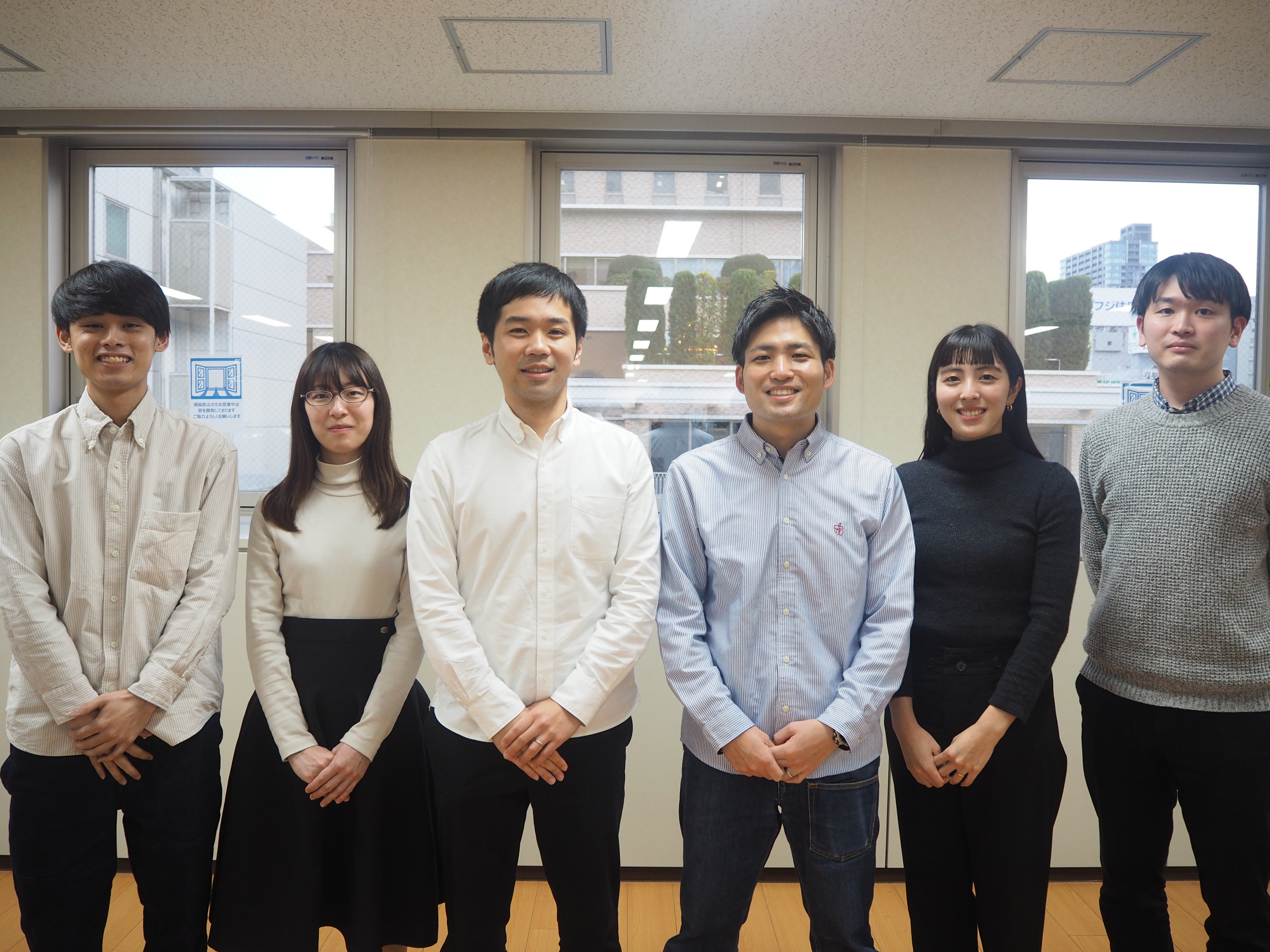 快適な働きやすい服装で仕事をする社員の様子